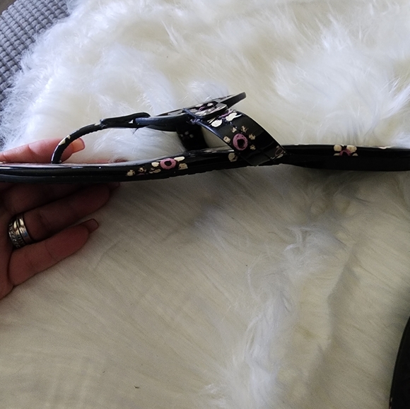 TORY BURCH Black Patent Leather Floral Thong Sandals 8 EUC - Picture 3 of 5